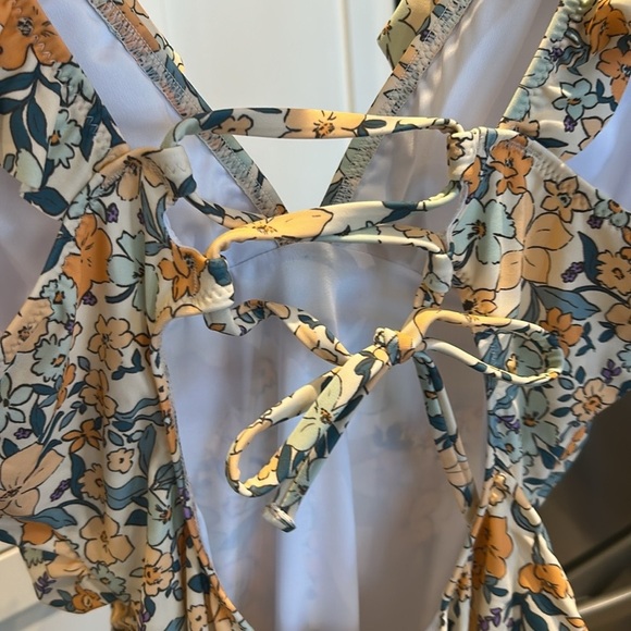 CUPSHE XL Ditsy Floral One-Piece Swimsuit – Flutter Sleeve, Summer Beachwear - Picture 12 of 17